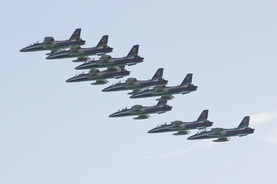 [it] Orbetello Air Show 2013: il saluto della Pattuglia Acrobatica Nazionale a fine manifestazione [en] Greetings from the "Frecce Tricolori" (literally "Tricolour Arrows"), closing the Orbetello Air Show 2013