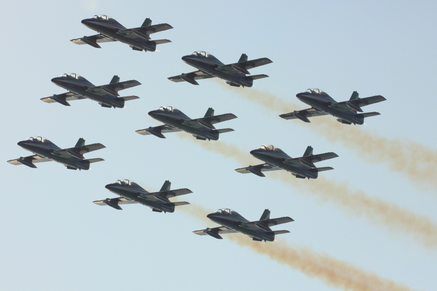 Marina di Grosseto air show 2017, [it]passaggio in formazione della Pattuglia Acrobatica Nazionale, bandiera dell'Aeronautica Militare Italiana[en] formation of the Italian Air Force acrobatic team