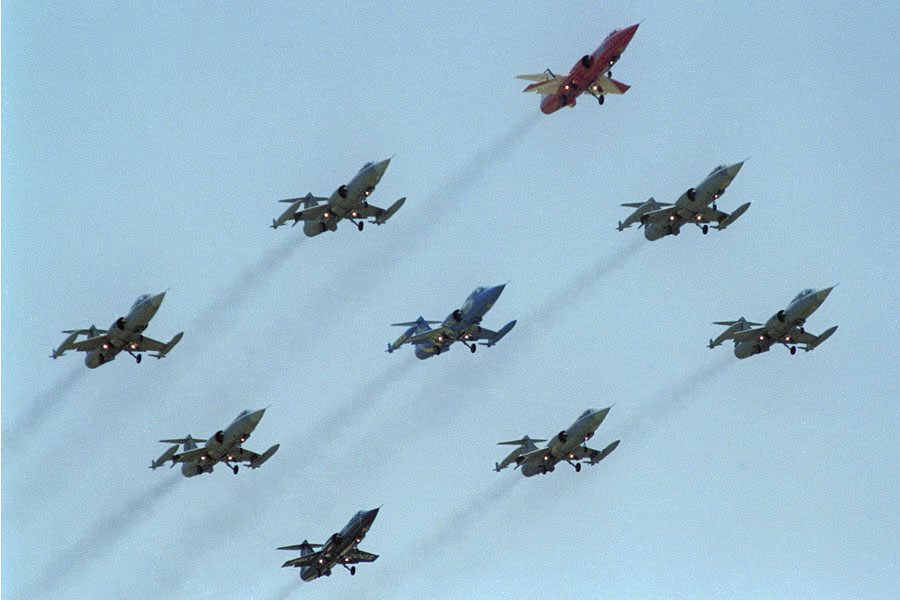 [it] Pratica di Mare 2004: sorvolo in formazione a diamante, ecco il saluto dello "spillone"       Fotocamera:  Canon AV-1 |  Obiettivo:  Soligor G/S 200/2.8 |  Film:  Perutz 100 [en]Italian Air Force F104 Starfighter last flight in 2004      Camera:  Canon AV-1 |  Lens:  Soligor G/S 200/2.8 |  Film:  Perutz 100 