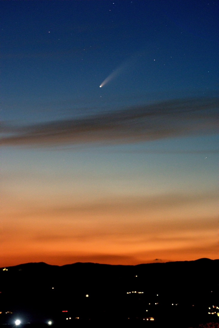 [it] la cometa Neowise immersa nella luce del tramonto [en] comet Neowise in sunset light