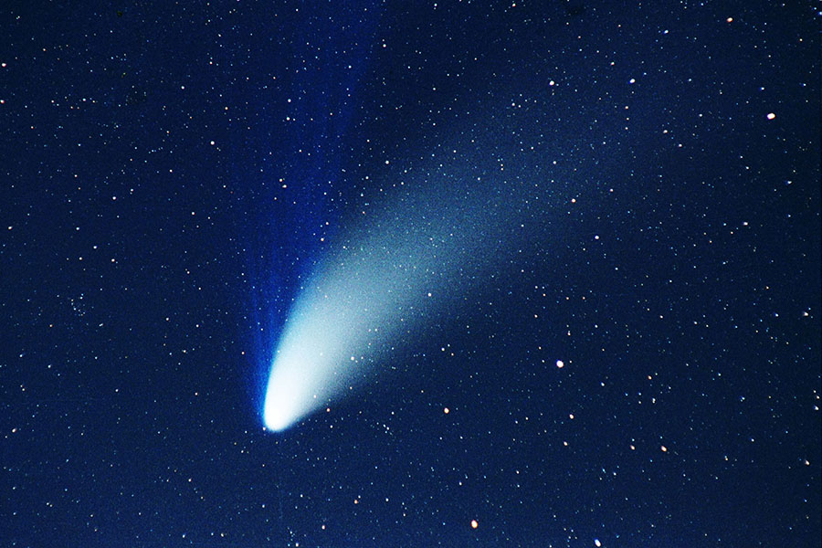 [it] La cometa Hale-Bopp ripresa dell'aprile 1997 in parallelo al telescopio dell'Osservatorio Astronomico Comunale di Grosseto. Questa fotografia è stata pubblicata a pagina intera sulla rivista "Nuovo Orione"      Fotocamera:  Canon AV-1 |  Posa:  900s | Obiettivo:  Soligor G/S 200/2.8 |  Diaframma; 4.0 |   Film:  Kodak Ektapress 3200 [en]April 1997, comet Hale-Bop, camera was piggyback mounted onto the telescope of Grosseto Astronomical Observatory. This shot was published, full page, in an italian astronomical magazine      Camera:  Canon AV-1 |  Exp. time:  900s | Lens:  Soligor G/S 200/2.8 |  Aperture; 4.0 |   Film:  Kodak Ektapress 3200 