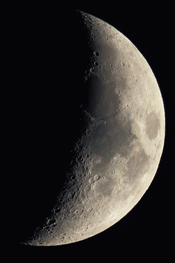 [it] Luna di 5 giorni ripresa con la Canon EOS 550D collegata ad un piccolo rifrattore da 60mm di diametro(      Fotocamera:  Canon EOS 550D |  Exp. Tempo:  1/250s | Rifrattore:  60/700mm |  Diaframma:  11.7 |  ISO:  1600  [en] five days Moon, 60mm diameter and 700mm (F11.7)ocal lenght refractor, 1/250sec      Camera:  Canon EOS 550D |  Exp. Time:  1/250s | Refractor:  60/700mm |  Aperture:  11.7 |  ISO:  1600 